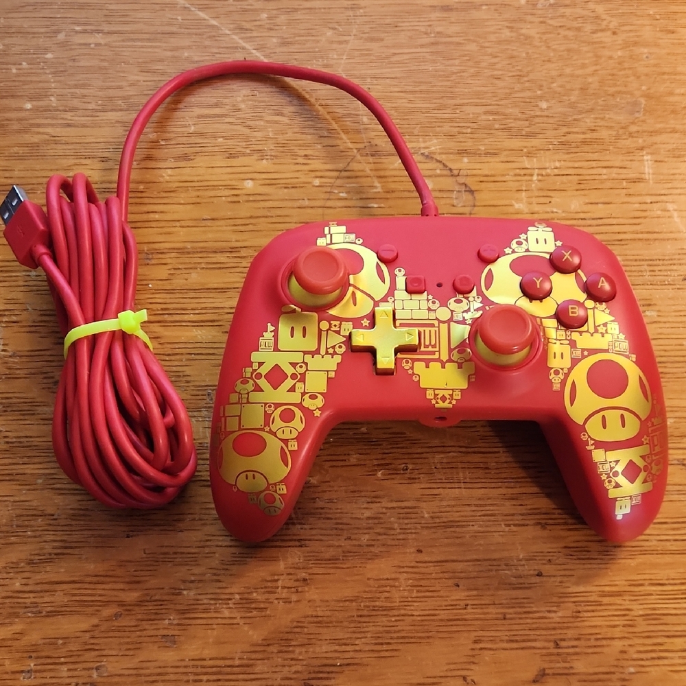 Power A Super Mario Golden M Wired Controller - Picture 1 of 3